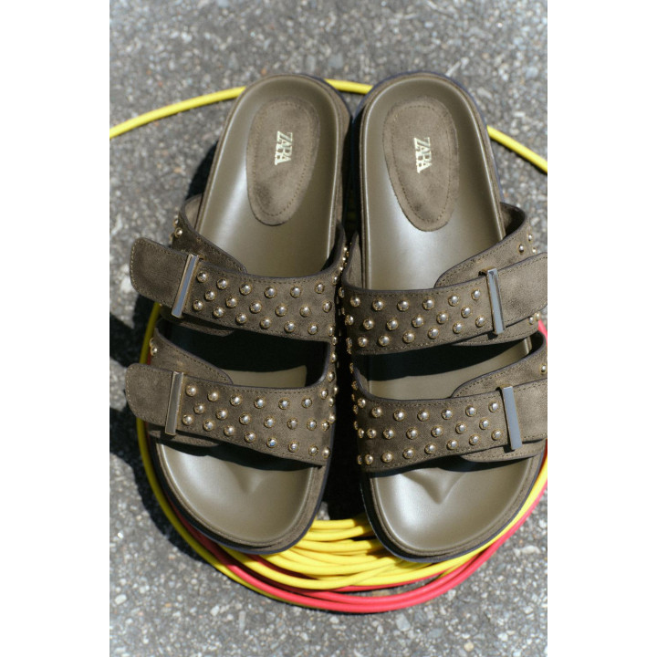 САНДАЛИИ С ПРЯЖКАМИ И ЗАКЛЕПКАМИ