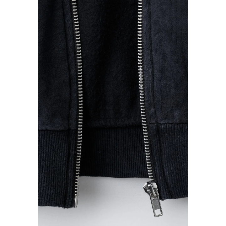 ТОЛСТОВКА С КАПЮШОНОМ, ЭФФЕКТОМ ПОТЕРТОСТИ, ЗВЕЗДОЙ И ЗАКЛЕПКАМИ