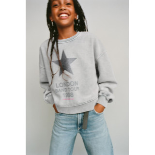 ТОЛСТОВКА С ЭФФЕКТОМ ПОТЕРТОСТИ И БЛЕСТЯЩЕЙ ЗВЕЗДОЙ