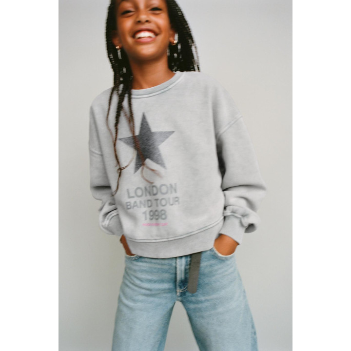 ТОЛСТОВКА С ЭФФЕКТОМ ПОТЕРТОСТИ И БЛЕСТЯЩЕЙ ЗВЕЗДОЙ