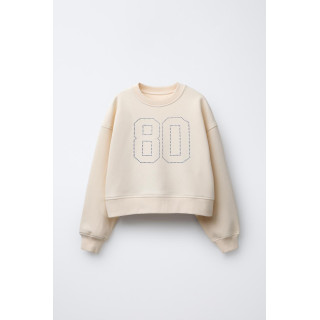 ТОЛСТОВКА С ЗАКЛЕПКАМИ В ВИДЕ ЦИФРЫ