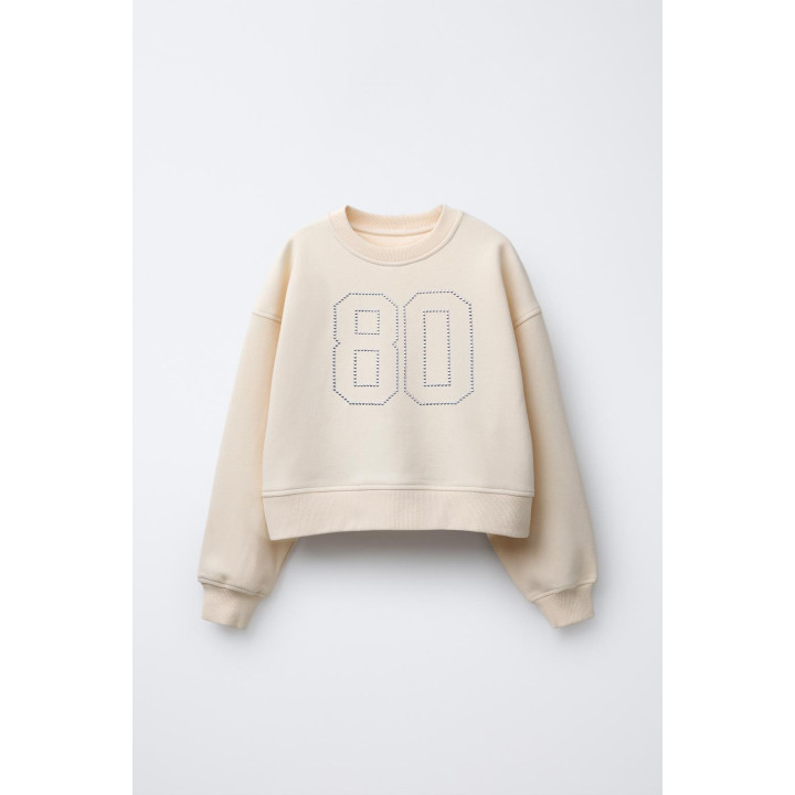 ТОЛСТОВКА С ЗАКЛЕПКАМИ В ВИДЕ ЦИФРЫ