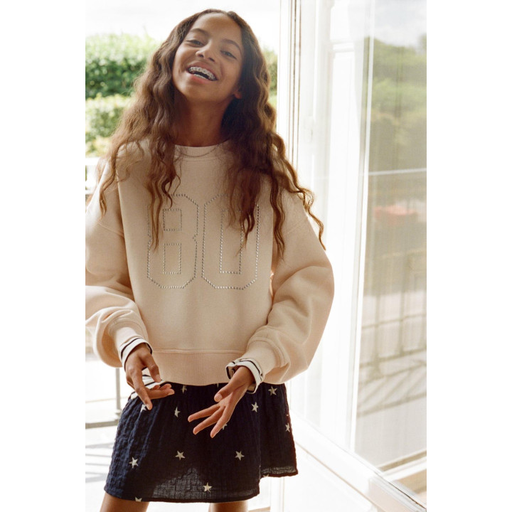 ТОЛСТОВКА С ЗАКЛЕПКАМИ В ВИДЕ ЦИФРЫ