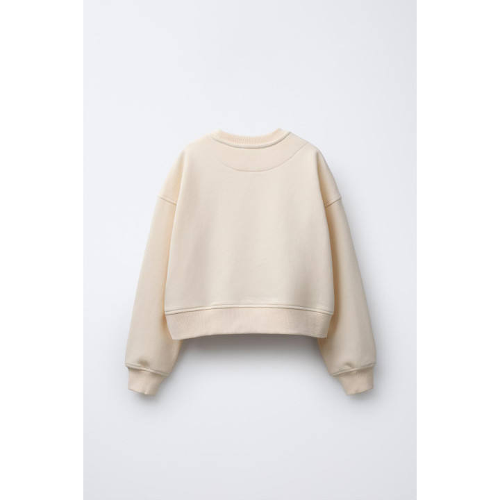 ТОЛСТОВКА С ЗАКЛЕПКАМИ В ВИДЕ ЦИФРЫ