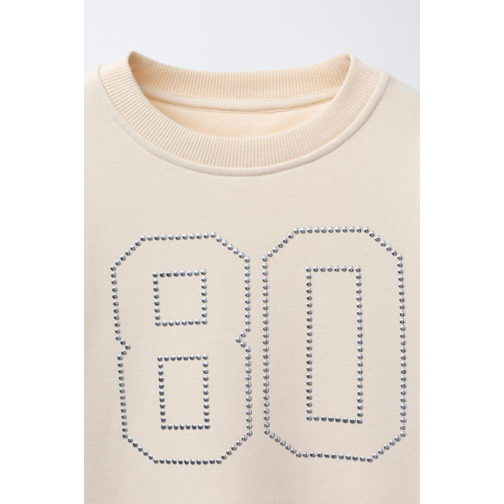 ТОЛСТОВКА С ЗАКЛЕПКАМИ В ВИДЕ ЦИФРЫ