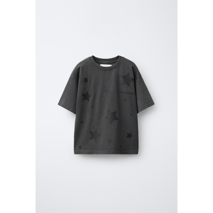 ФУТБОЛКА С ЭФФЕКТОМ ПОТЕРТОСТИ, ПРИНТОМ «ЗВЕЗДЫ» И БЛЕСТКАМИ