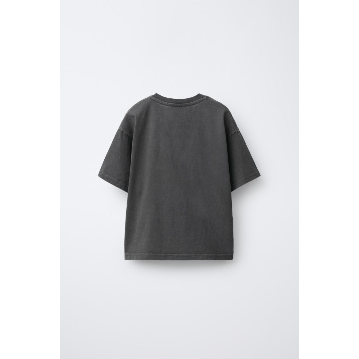 ФУТБОЛКА С ЭФФЕКТОМ ПОТЕРТОСТИ, ПРИНТОМ «ЗВЕЗДЫ» И БЛЕСТКАМИ