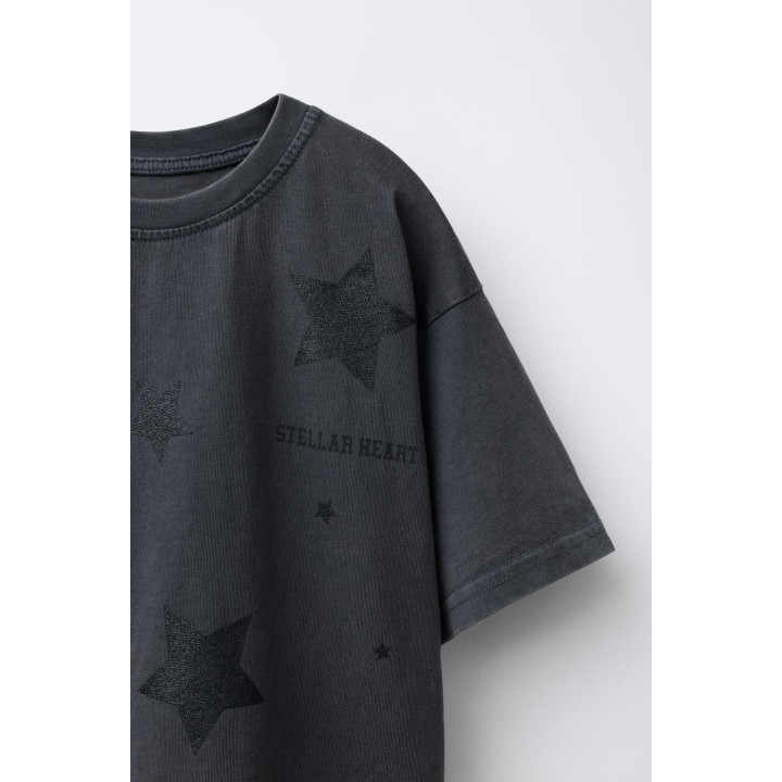 ФУТБОЛКА С ЭФФЕКТОМ ПОТЕРТОСТИ, ПРИНТОМ «ЗВЕЗДЫ» И БЛЕСТКАМИ