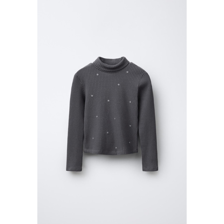 ФУТБОЛКА В РУБЧИК С ВОРОТНИКОМ-СТОЙКОЙ И ЗАКЛЕПКАМИ