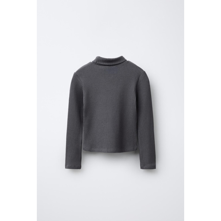 ФУТБОЛКА В РУБЧИК С ВОРОТНИКОМ-СТОЙКОЙ И ЗАКЛЕПКАМИ