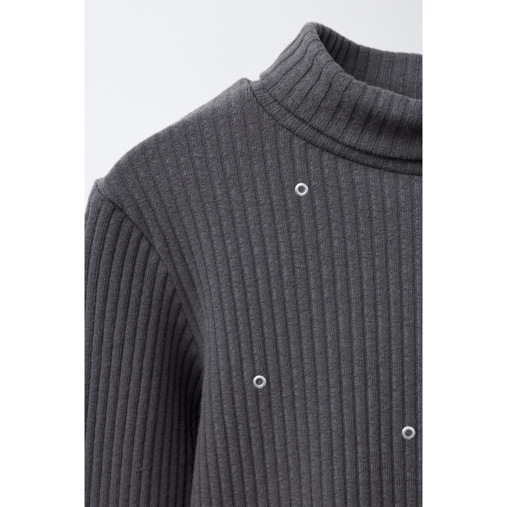 ФУТБОЛКА В РУБЧИК С ВОРОТНИКОМ-СТОЙКОЙ И ЗАКЛЕПКАМИ