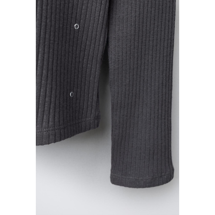 ФУТБОЛКА В РУБЧИК С ВОРОТНИКОМ-СТОЙКОЙ И ЗАКЛЕПКАМИ