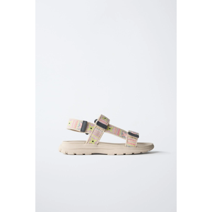 САНДАЛИИ ИЗ ВЫСОКОТЕХНОЛОГИЧНОЙ ТКАНИ С ЭФФЕКТОМ КРУЖЕВА КРОШЕ