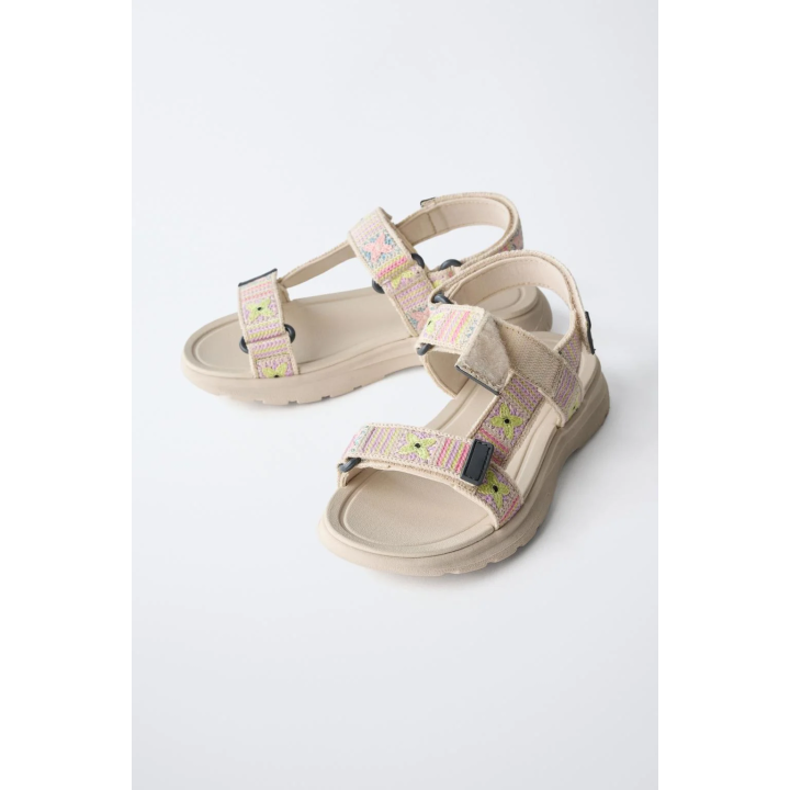 САНДАЛИИ ИЗ ВЫСОКОТЕХНОЛОГИЧНОЙ ТКАНИ С ЭФФЕКТОМ КРУЖЕВА КРОШЕ