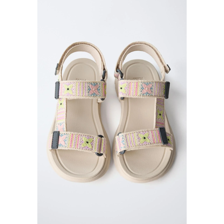 САНДАЛИИ ИЗ ВЫСОКОТЕХНОЛОГИЧНОЙ ТКАНИ С ЭФФЕКТОМ КРУЖЕВА КРОШЕ