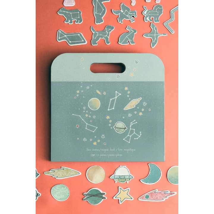 Детская книга с магнитными созвездиями