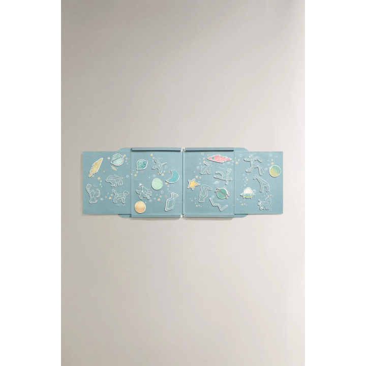 Детская книга с магнитными созвездиями