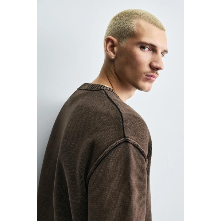 СВИТЕР С ПРИНТОМ И ЭФФЕКТОМ ПОТЕРТОСТИ