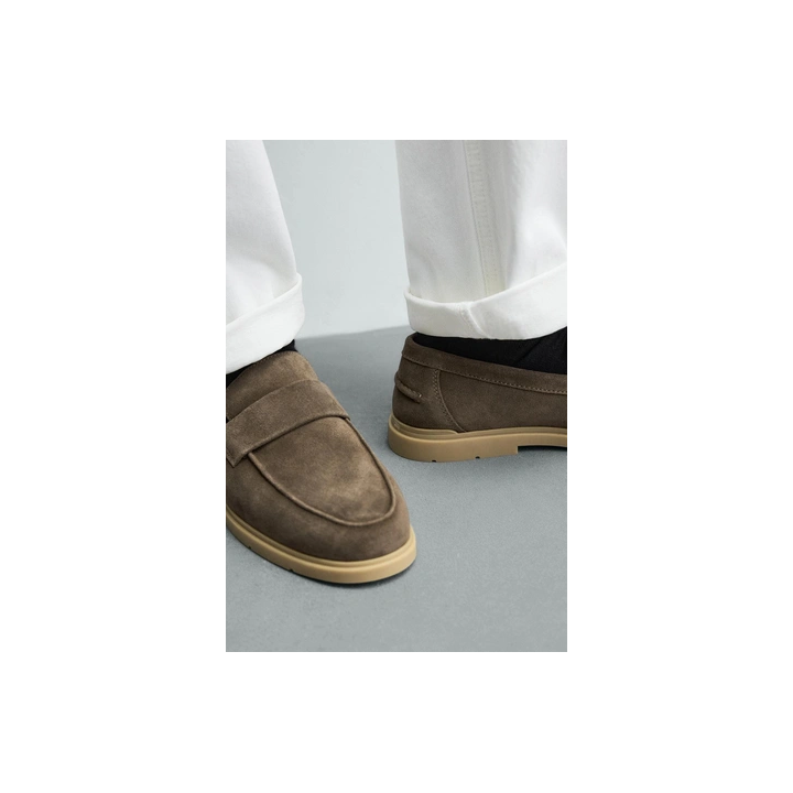 КОЖАНЫЕ ЛОФЕРЫ В ПОВСЕДНЕВНОМ СТИЛЕ