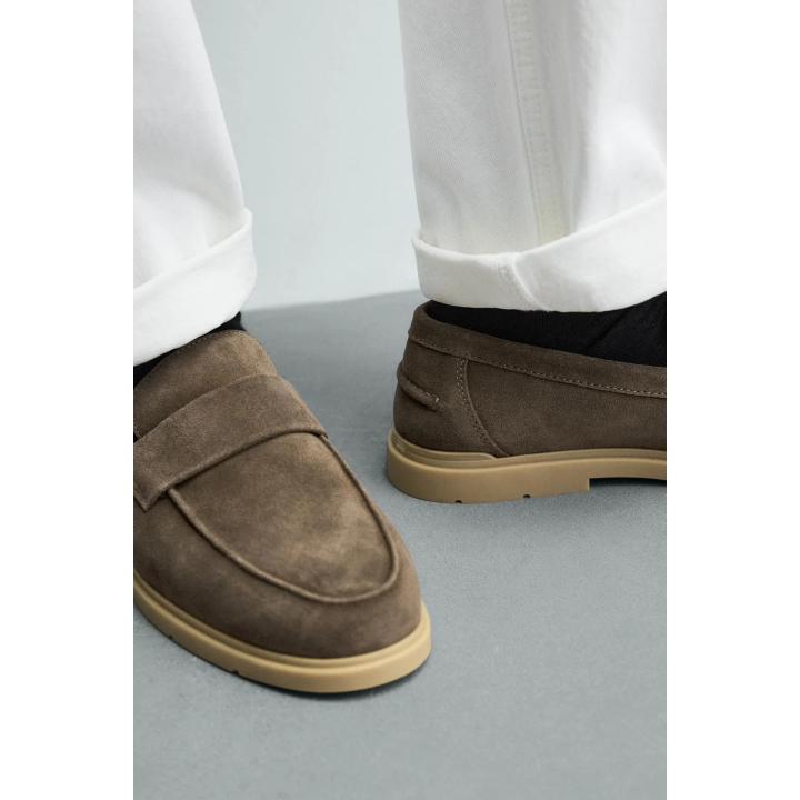 КОЖАНЫЕ ЛОФЕРЫ В ПОВСЕДНЕВНОМ СТИЛЕ