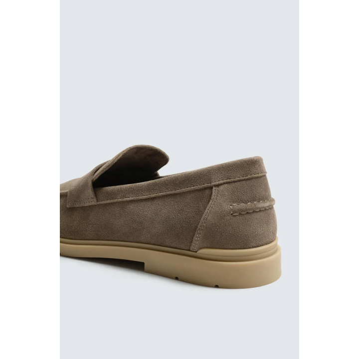 КОЖАНЫЕ ЛОФЕРЫ В ПОВСЕДНЕВНОМ СТИЛЕ