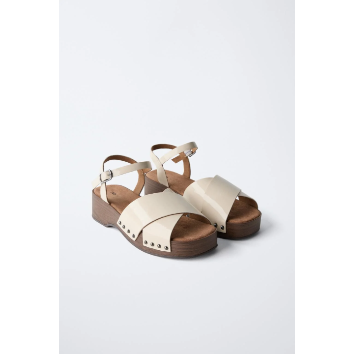 Нейтральные деревянные сабо с эффектом лака