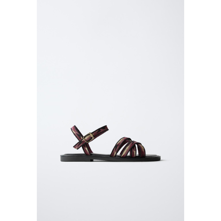 Сандалии в принтованном стиле
