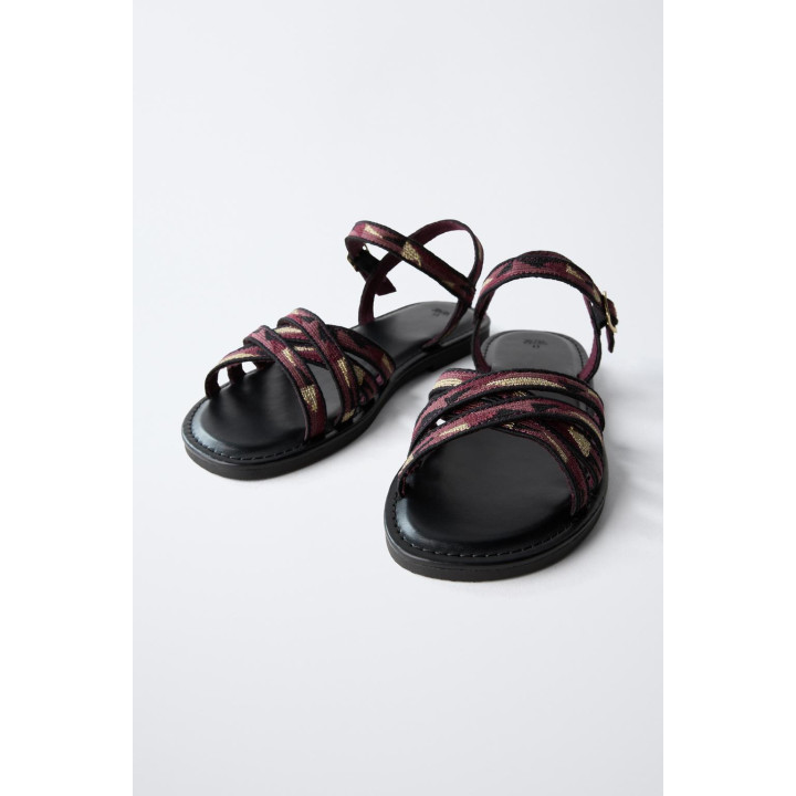 Сандалии в принтованном стиле
