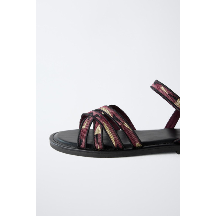 Сандалии в принтованном стиле