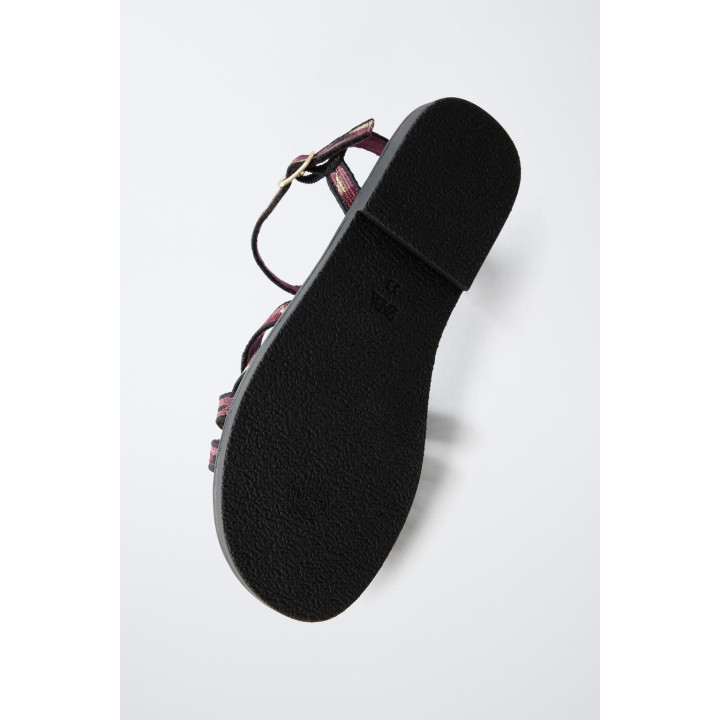 Сандалии в принтованном стиле