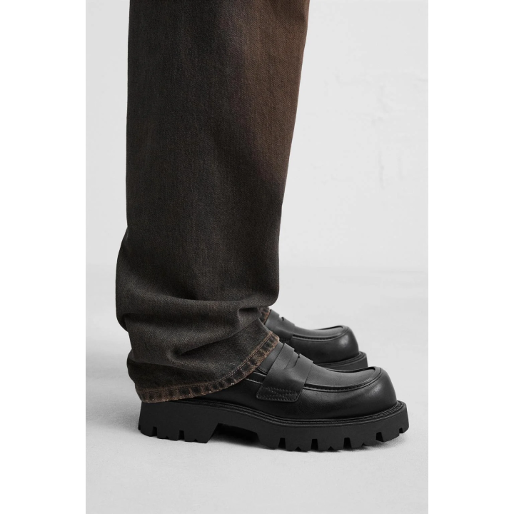 ЛОФЕРЫ С ПЛАНКОЙ НА ОБЪЕМНОЙ ПОДОШВЕ