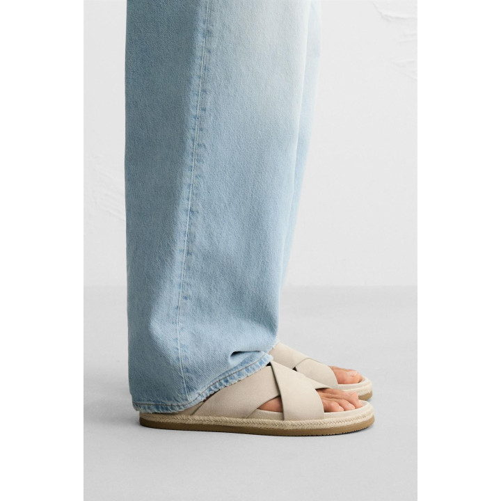 КОЖАНЫЕ САНДАЛИИ СО СКРЕЩЕННЫМИ РЕМЕШКАМИ