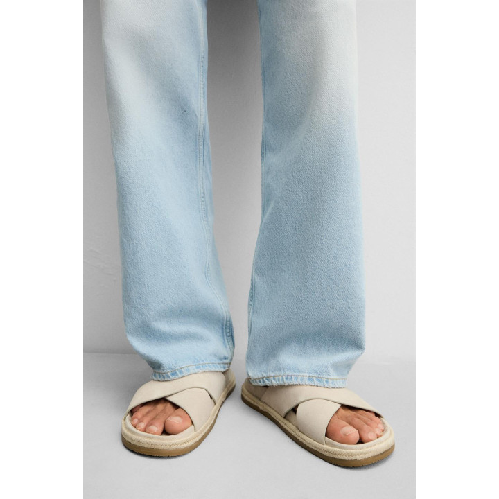 КОЖАНЫЕ САНДАЛИИ СО СКРЕЩЕННЫМИ РЕМЕШКАМИ