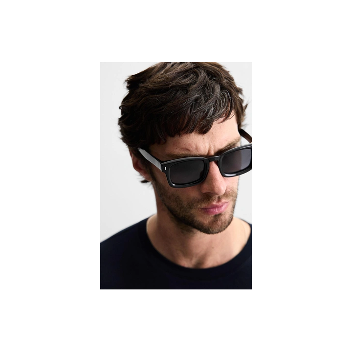 Солнцезащитные очки прямоугольной формы