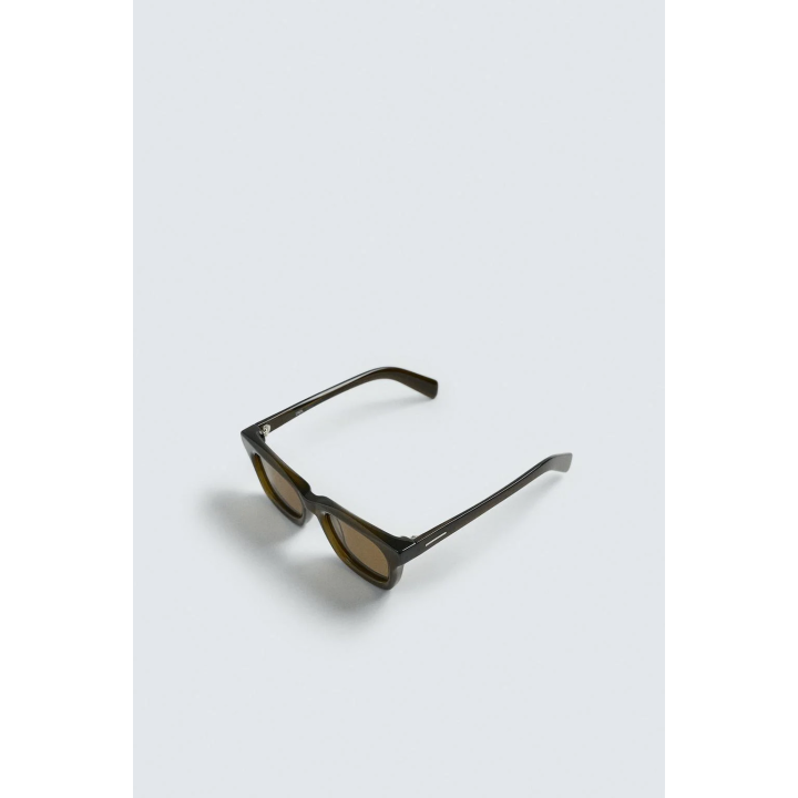 Солнечные очки овальной формы