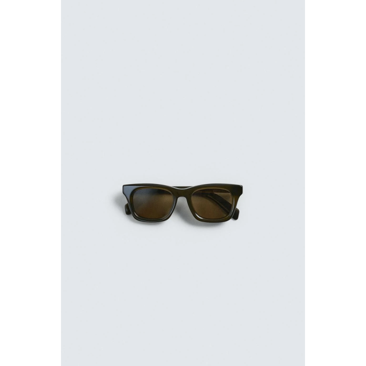 Солнечные очки овальной формы