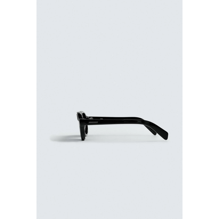 Солнечные очки овальной формы