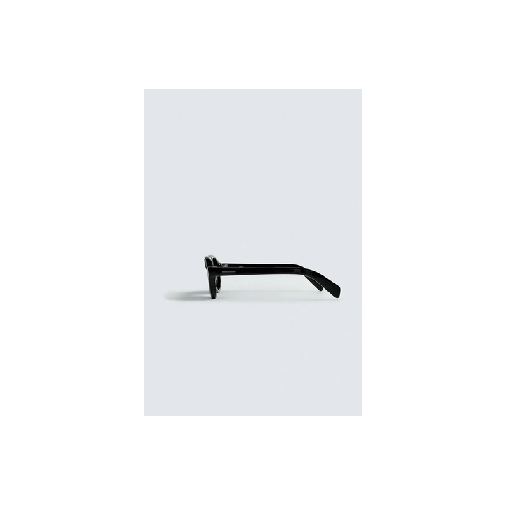 Солнечные очки овальной формы