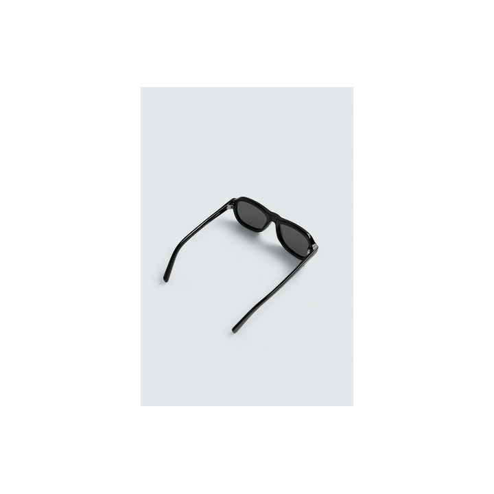 Солнечные очки овальной формы