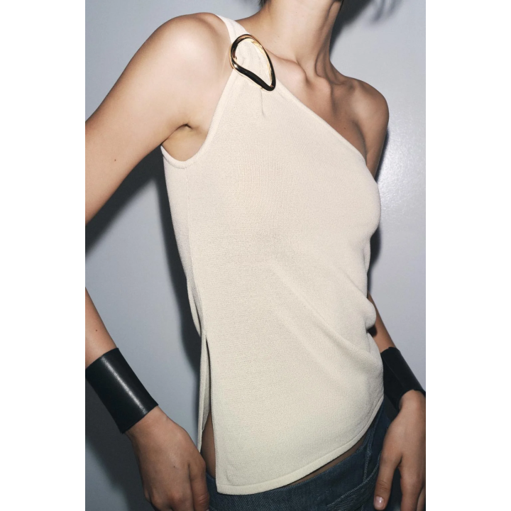 ТРИКОТАЖНЫЙ ТОП АСИММЕТРИЧНОГО КРОЯ С ФУРНИТУРОЙ