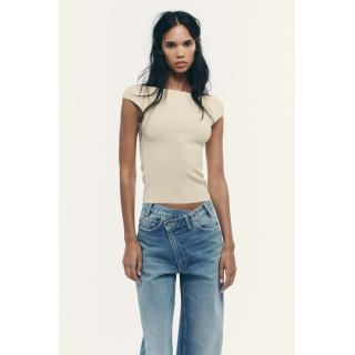 ОДНОТОННЫЙ ТОП С ВЫРЕЗОМ ЛОДОЧКОЙ