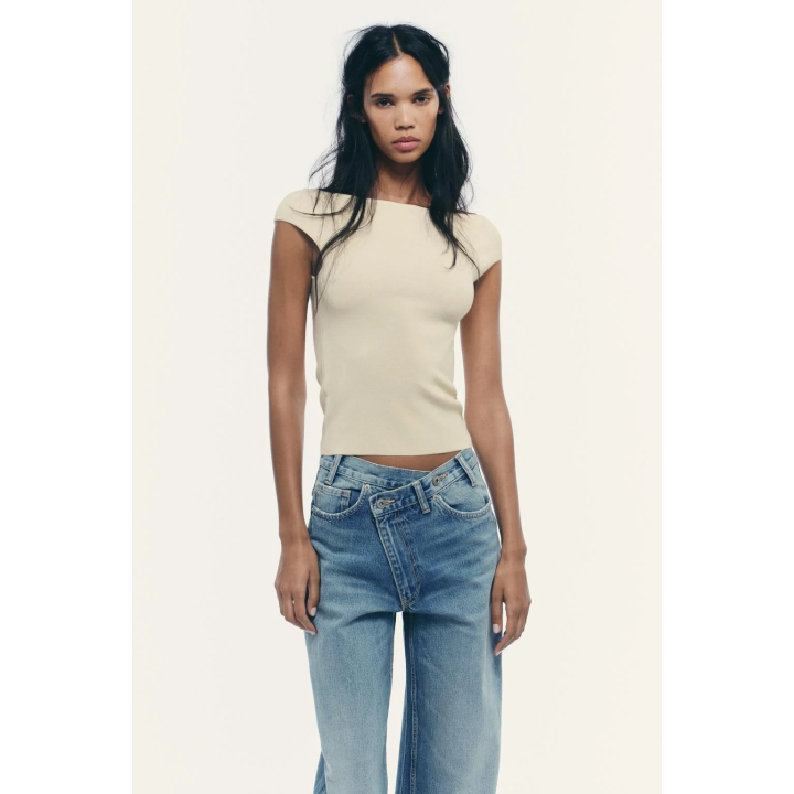 ОДНОТОННЫЙ ТОП С ВЫРЕЗОМ ЛОДОЧКОЙ