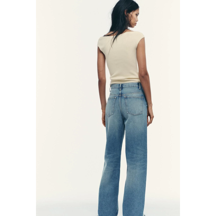 ОДНОТОННЫЙ ТОП С ВЫРЕЗОМ ЛОДОЧКОЙ