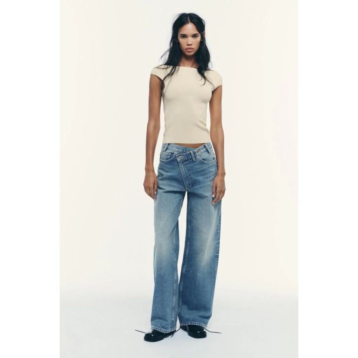 ОДНОТОННЫЙ ТОП С ВЫРЕЗОМ ЛОДОЧКОЙ