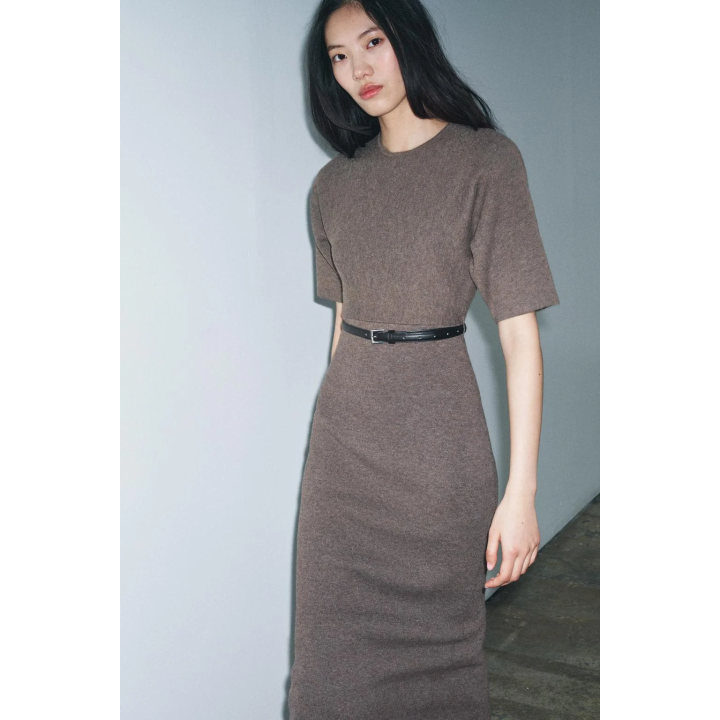 ВЯЗАНОЕ ПЛАТЬЕ МИДИ С ПОЯСОМ