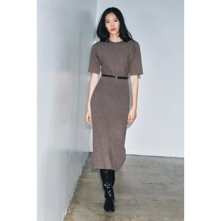 ВЯЗАНОЕ ПЛАТЬЕ МИДИ С ПОЯСОМ