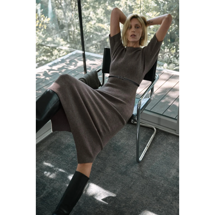 ВЯЗАНОЕ ПЛАТЬЕ МИДИ С ПОЯСОМ