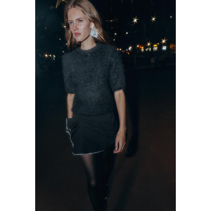 Пуловер с коротким рукавом и жемчужными бусинами