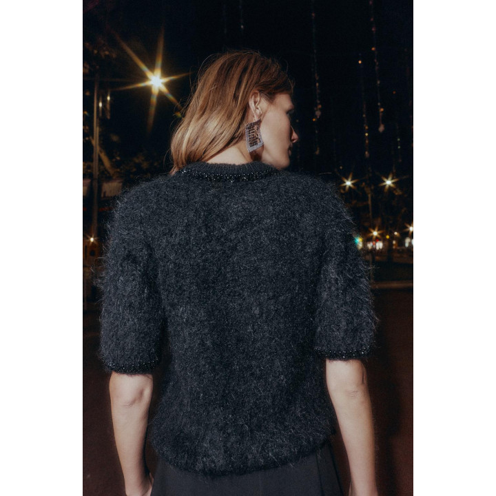 Пуловер с коротким рукавом и жемчужными бусинами