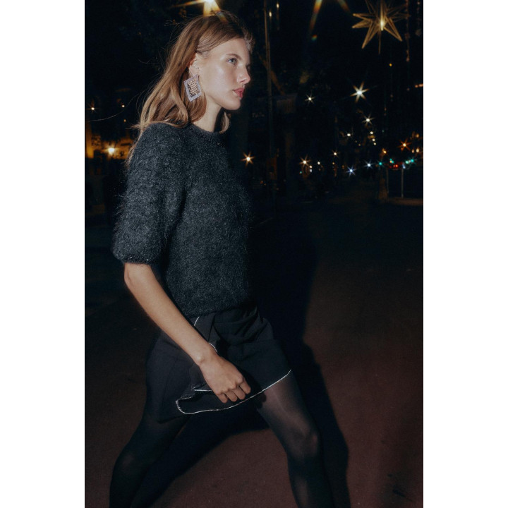 Пуловер с коротким рукавом и жемчужными бусинами